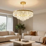 Iluminarea elegantă a unui candelabru de living LED în sufragerie modernă, creând o atmosferă primitoare.